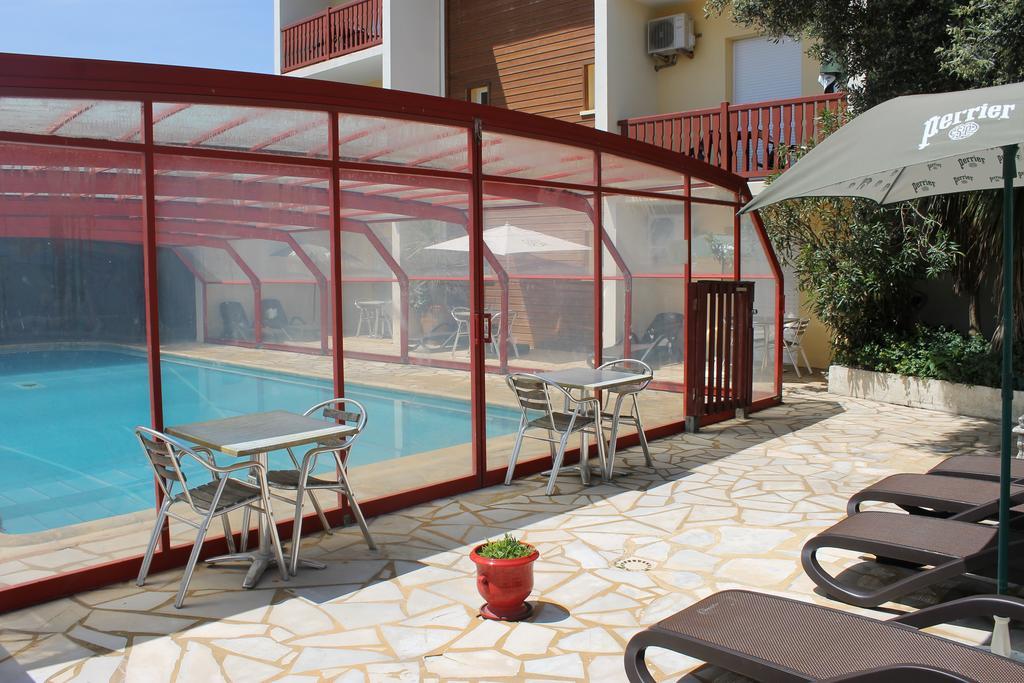Hotel De La Pomme De Pin Ве-Боко-ле-Бен Екстериор снимка