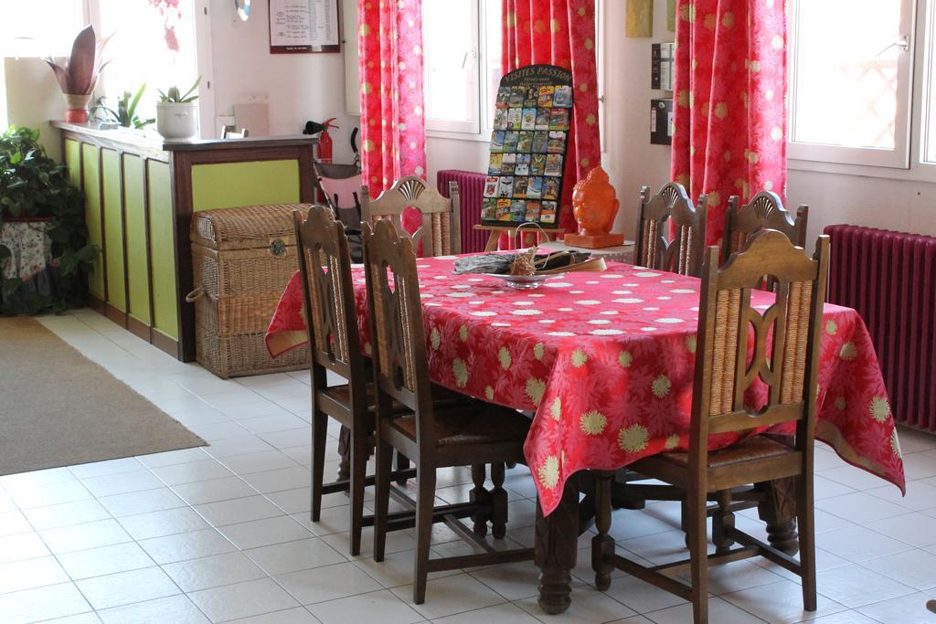 Hotel De La Pomme De Pin Ве-Боко-ле-Бен Екстериор снимка