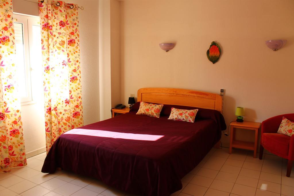 Hotel De La Pomme De Pin Ве-Боко-ле-Бен Екстериор снимка