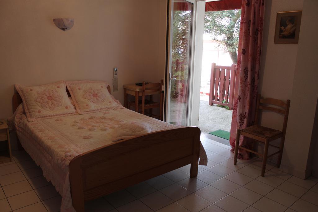 Hotel De La Pomme De Pin Ве-Боко-ле-Бен Екстериор снимка